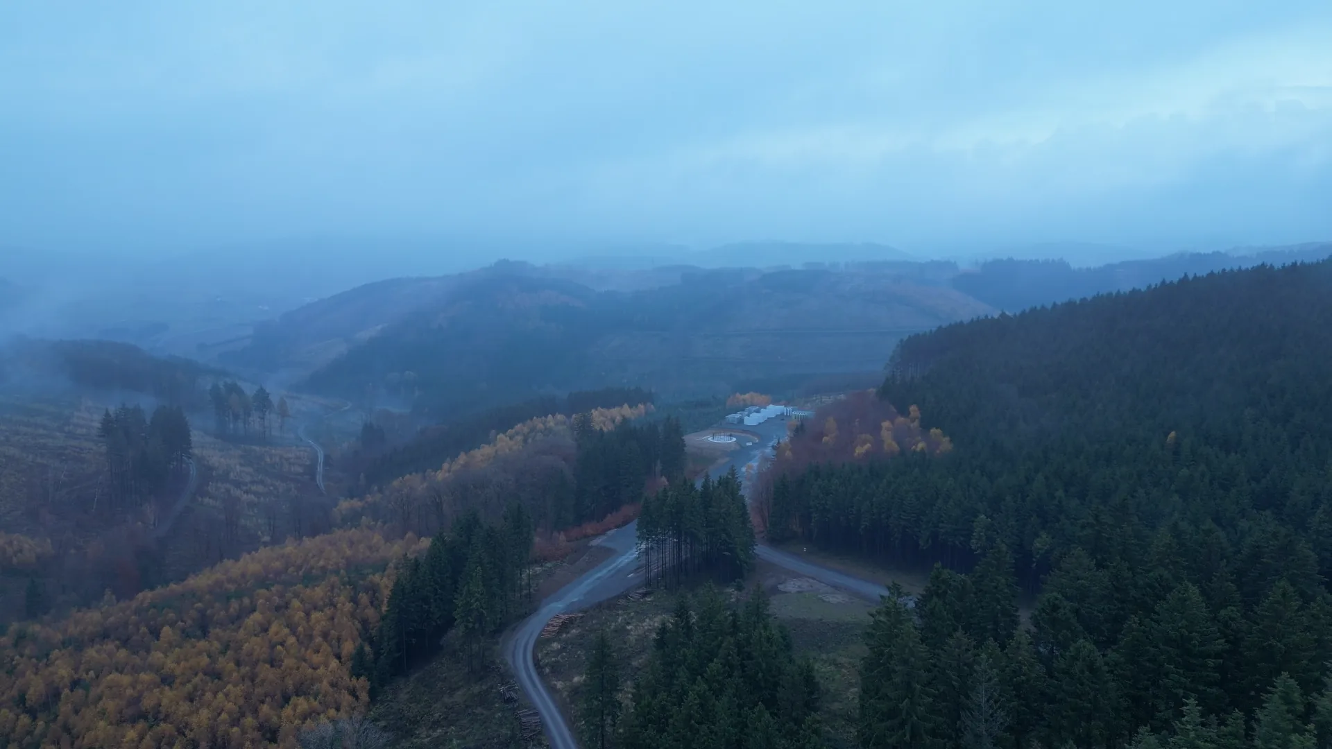 Herbstliche Dämmerung über Feldern