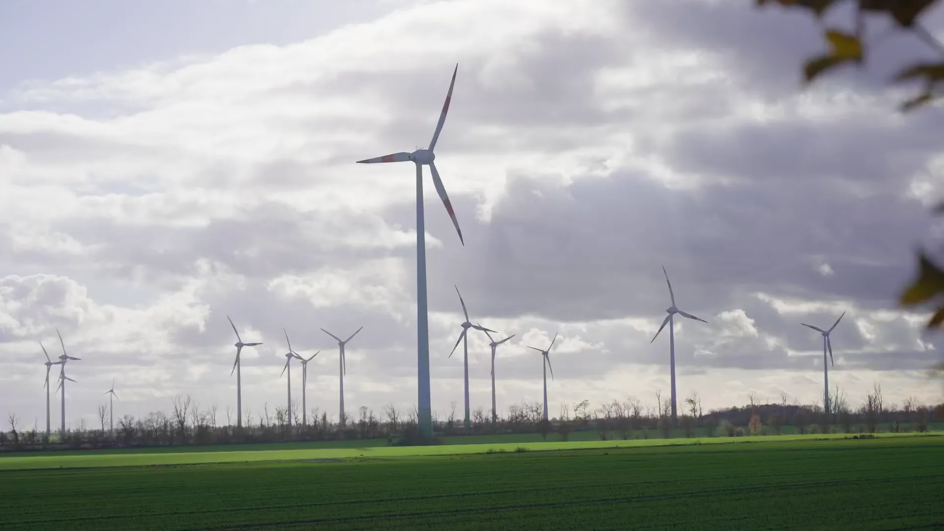 Windpark unter Wolken